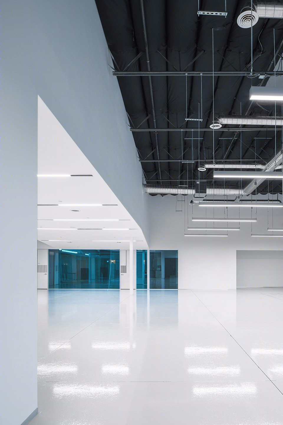 Adura LED 公司高科技工厂空间设计，灵活布局与 LED 照明结合-4