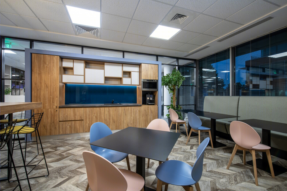 潮流 Bucharest 药企办公室，灵活透明空间促沟通-17