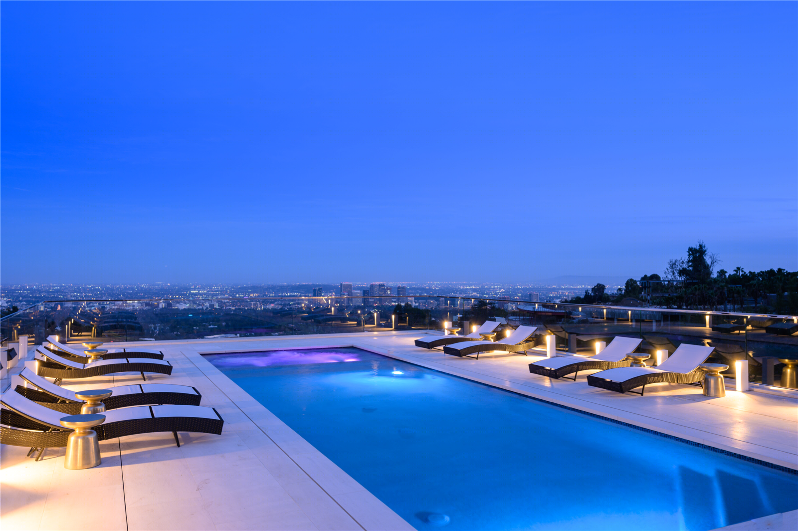 洛杉矶山巅豪宅，简约奢华与自然共生-63