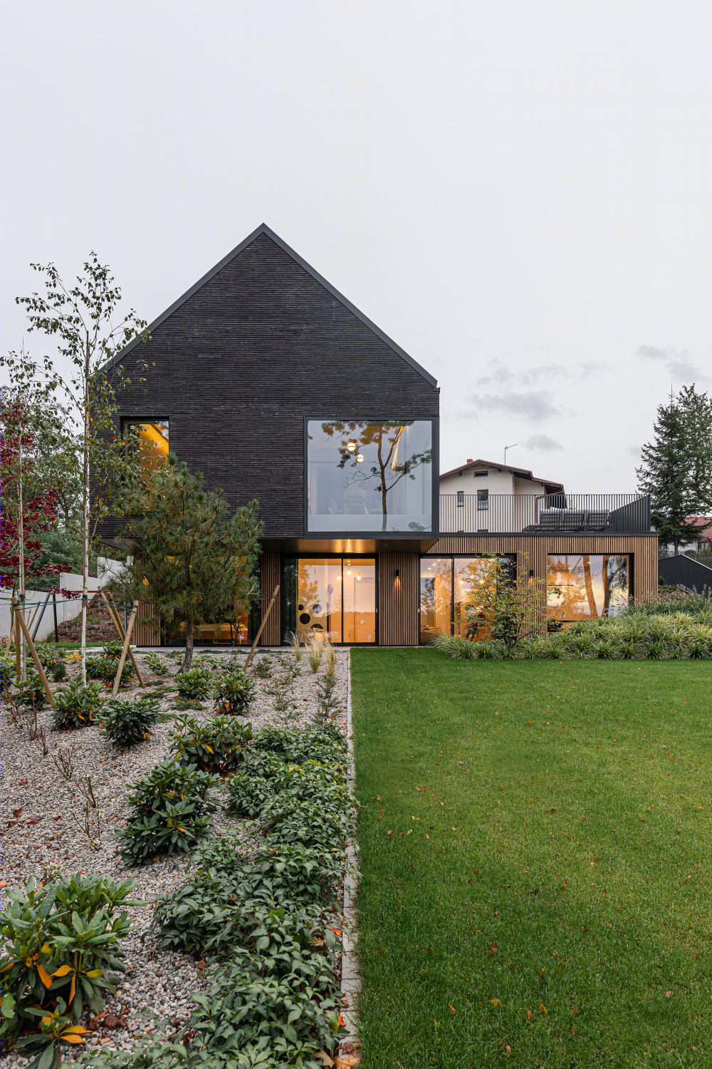 波兰湖边别墅颠覆昼夜空间设计，融入自然景观-19