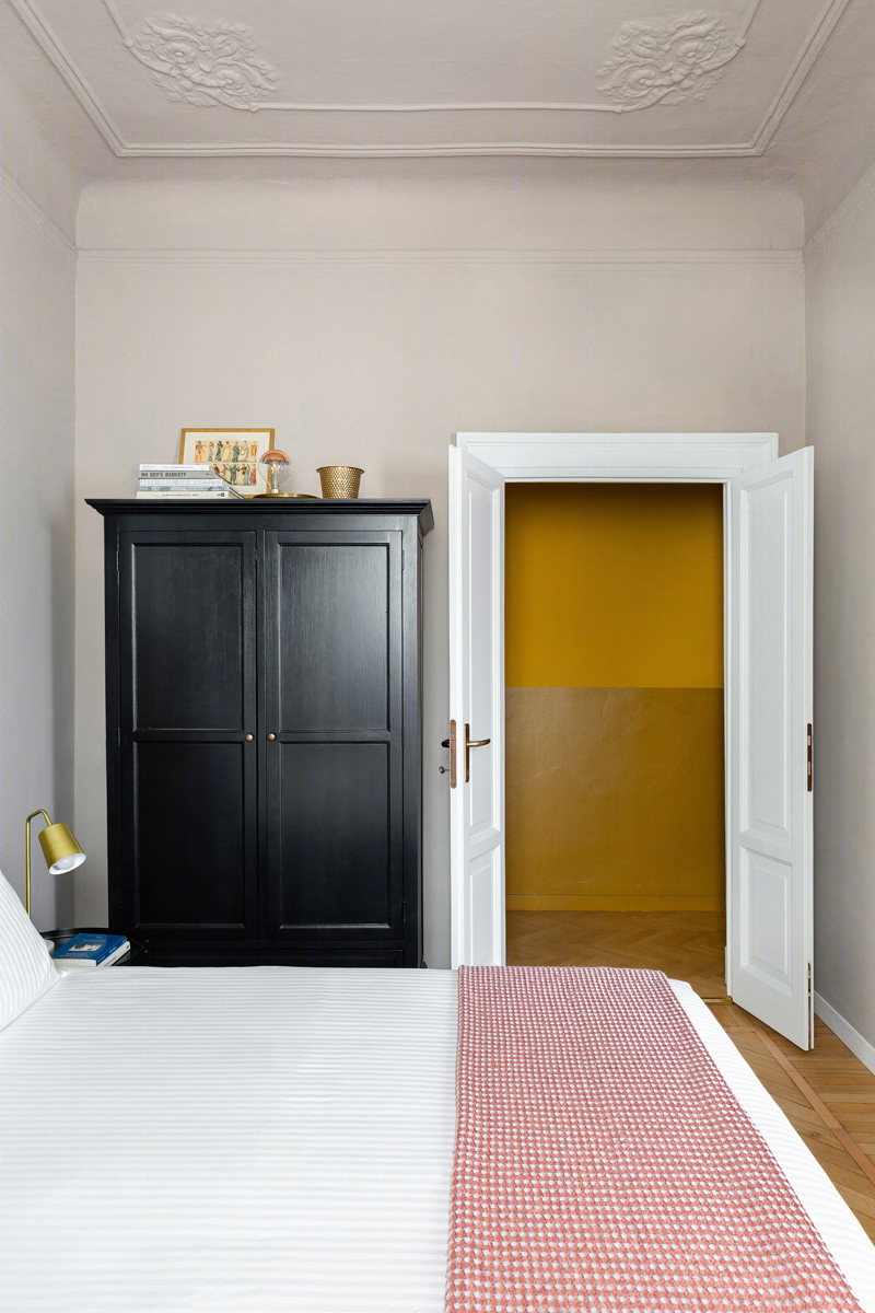 色彩巧搭与智慧空间，百年建筑顶层公寓焕新-5