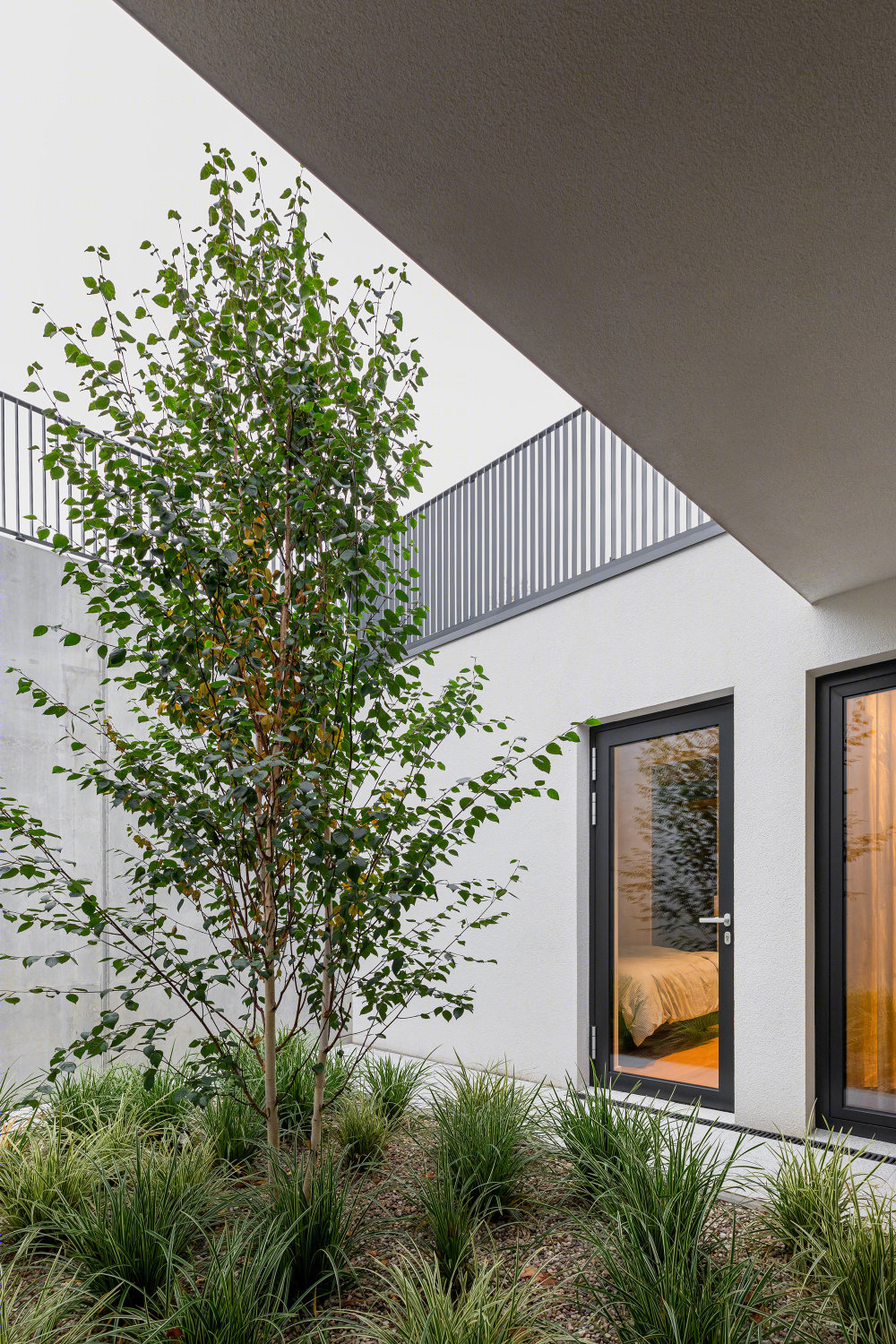 波兰湖边别墅颠覆昼夜空间设计，融入自然景观-33