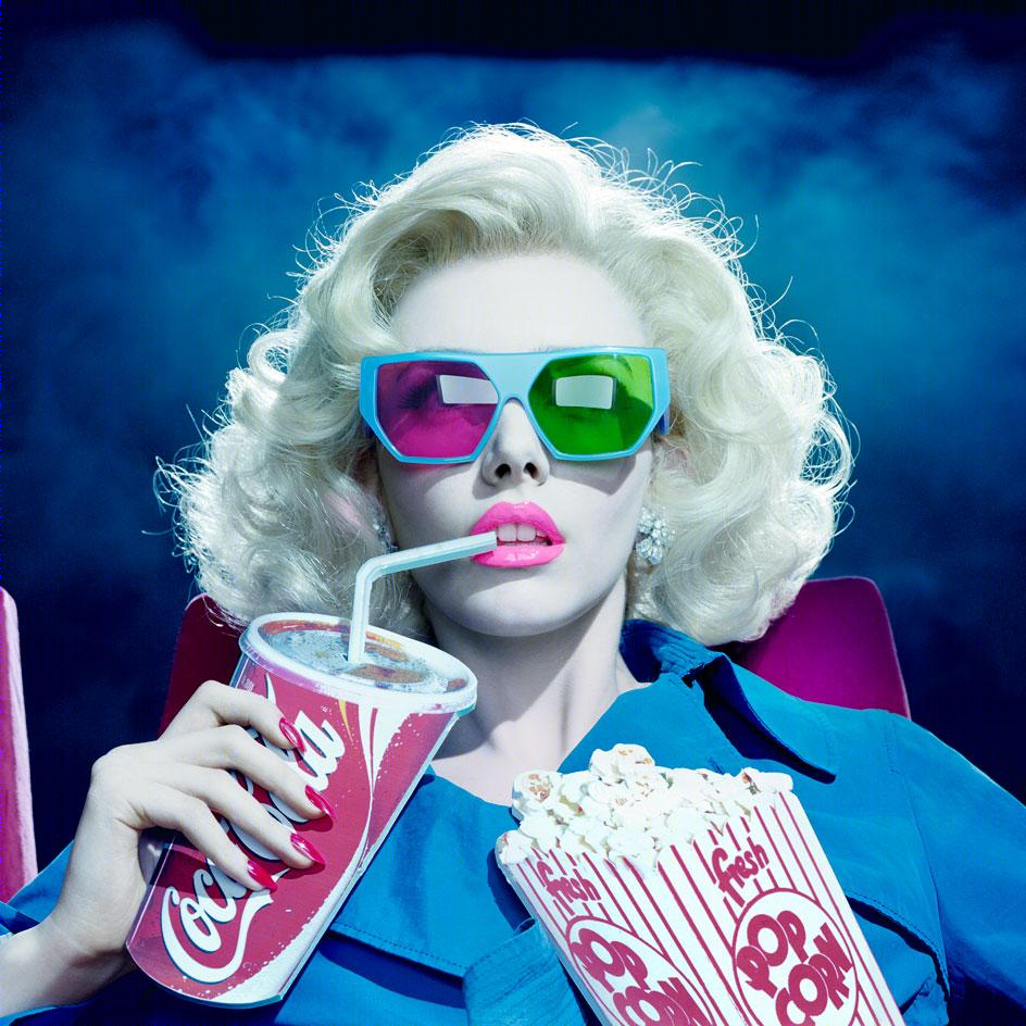 梦幻奢华,现实反思 | Miles Aldridge 摄影展-14