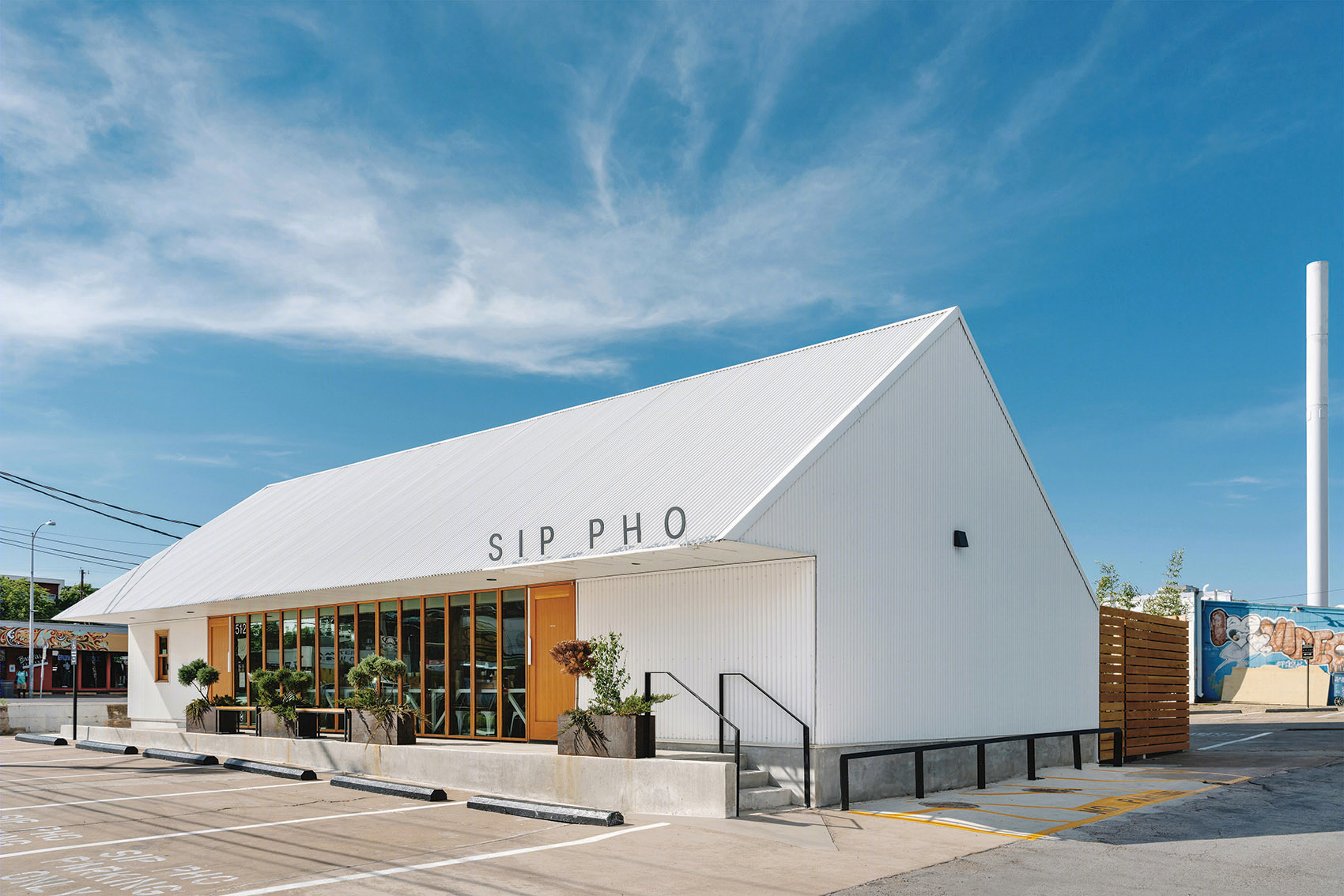 德州 Sip Pho 餐厅 | 简约重生,赋予平凡空间新生命-7