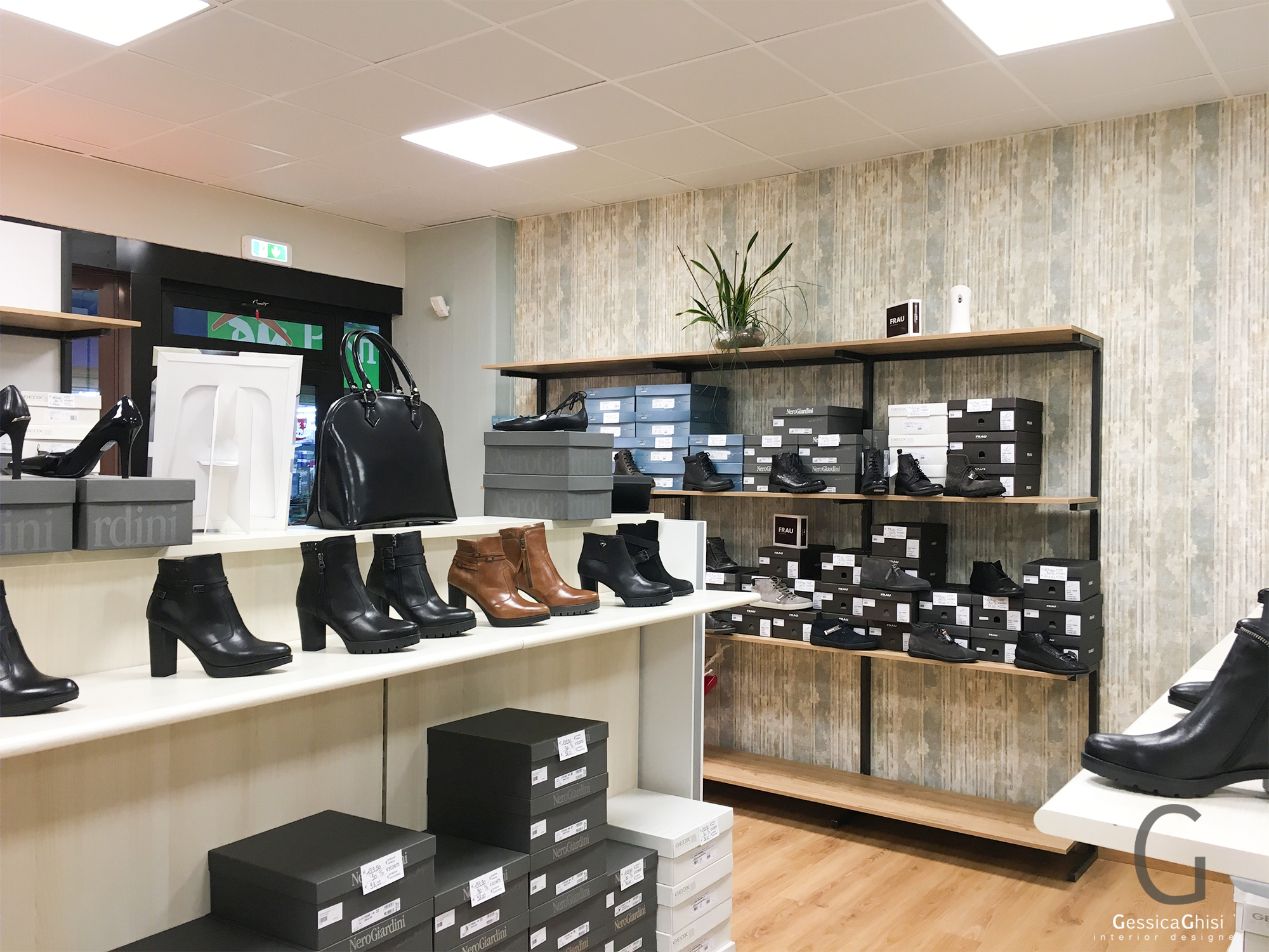 2018 年意大利鞋店翻新设计 | 工业风木铁家具与纸墙的完美融合-6