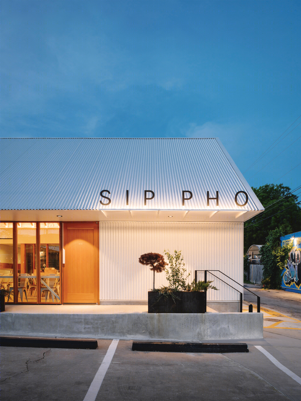 德州 Sip Pho 餐厅 | 简约重生,赋予平凡空间新生命-30