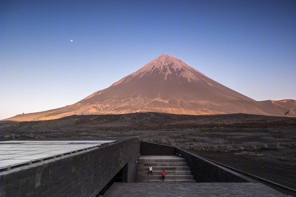 火山旁的乌托邦 · 佛得角自然公园总部设计-30