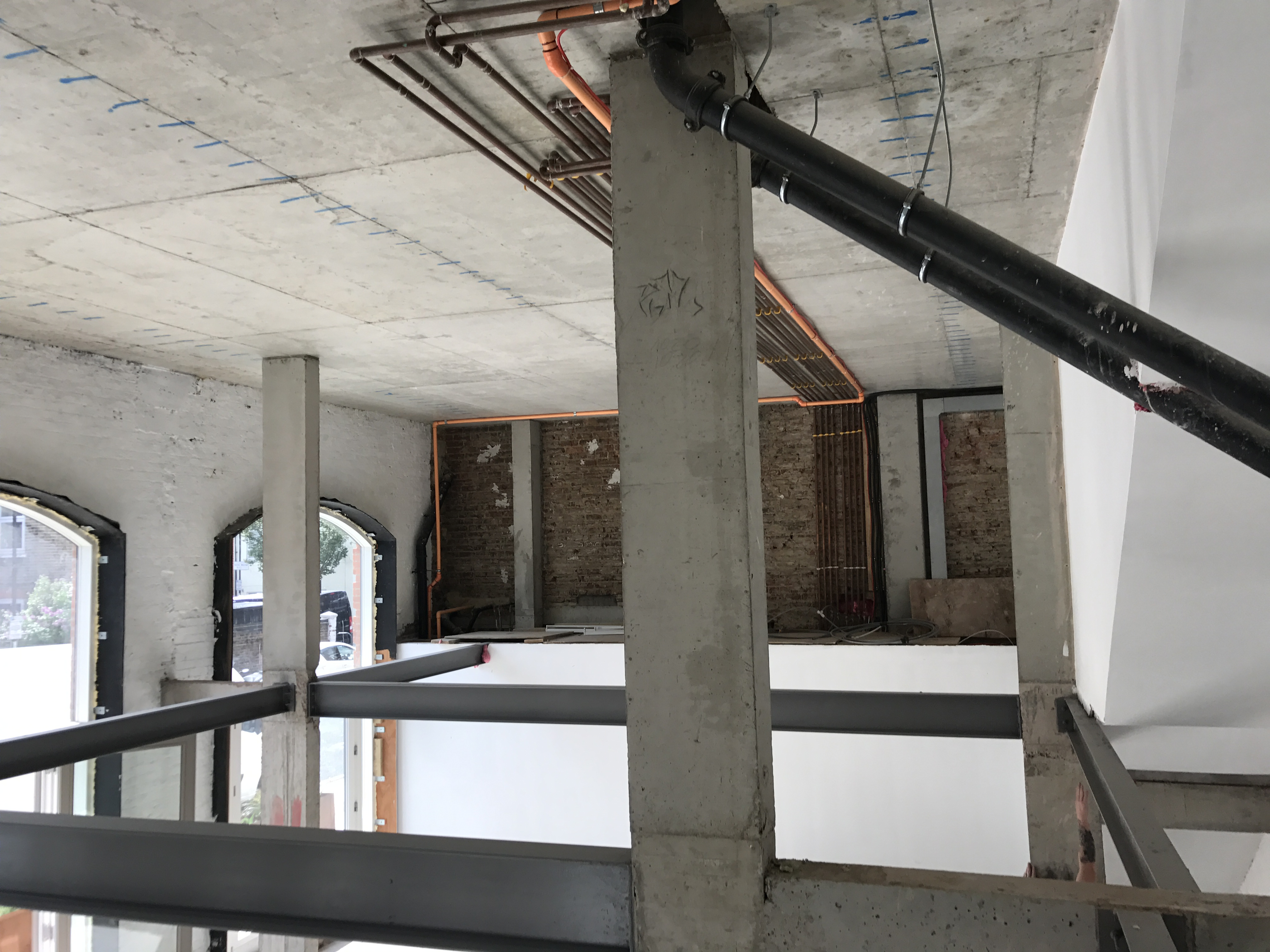 伦敦工业风办公室设计-3