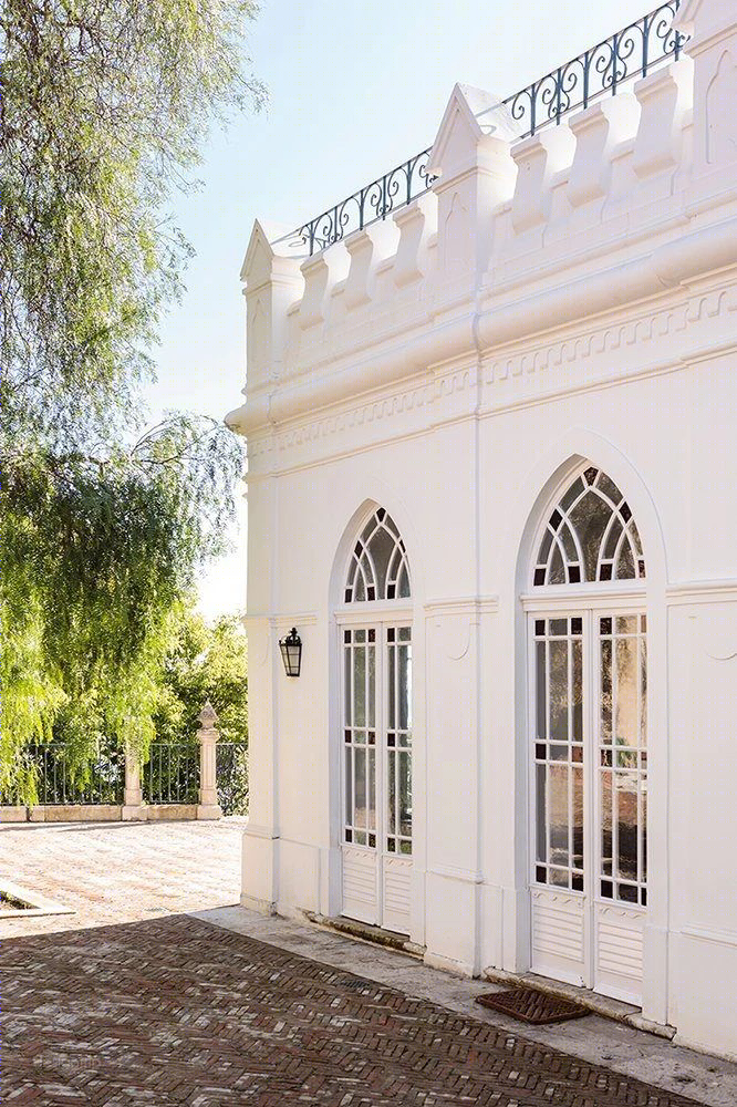 红底鞋之父的家 | 古典与装饰主义的完美融合-26