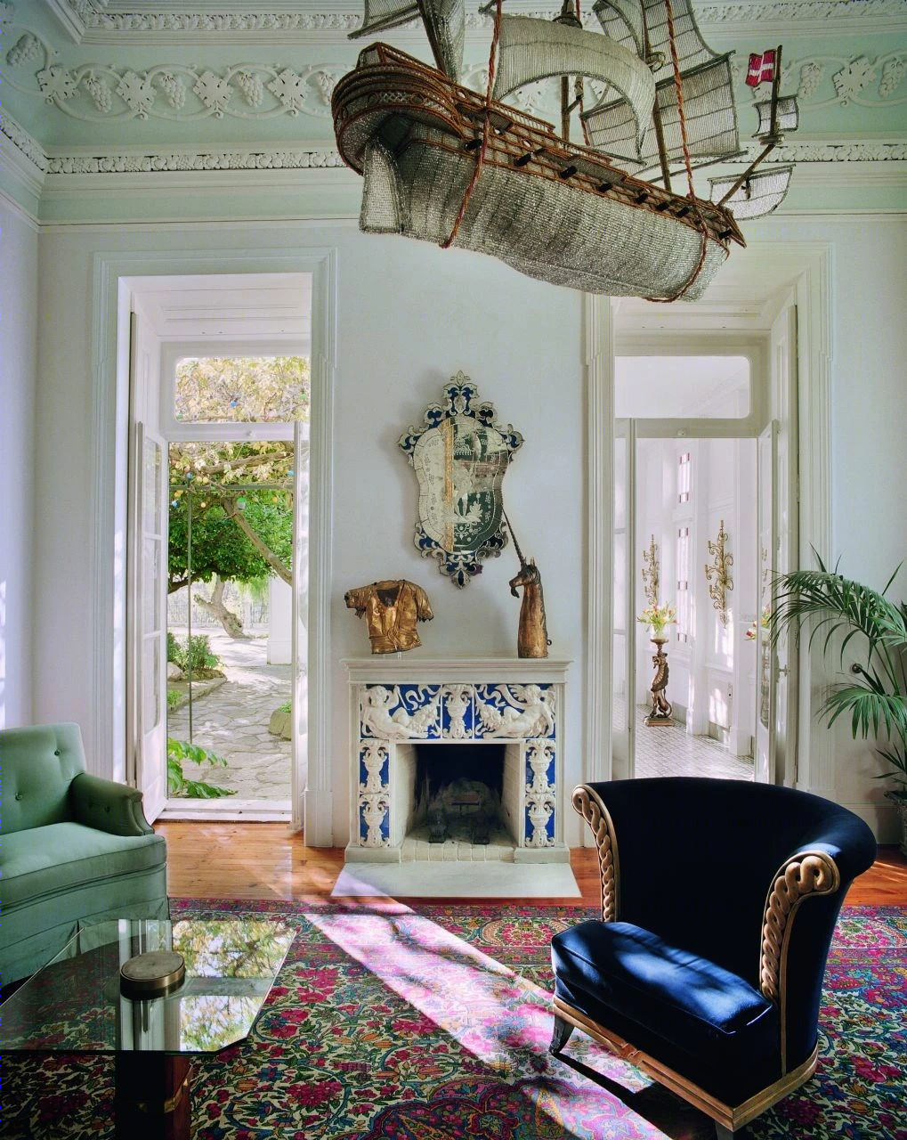 红底鞋之父的家 | 古典与装饰主义的完美融合-40