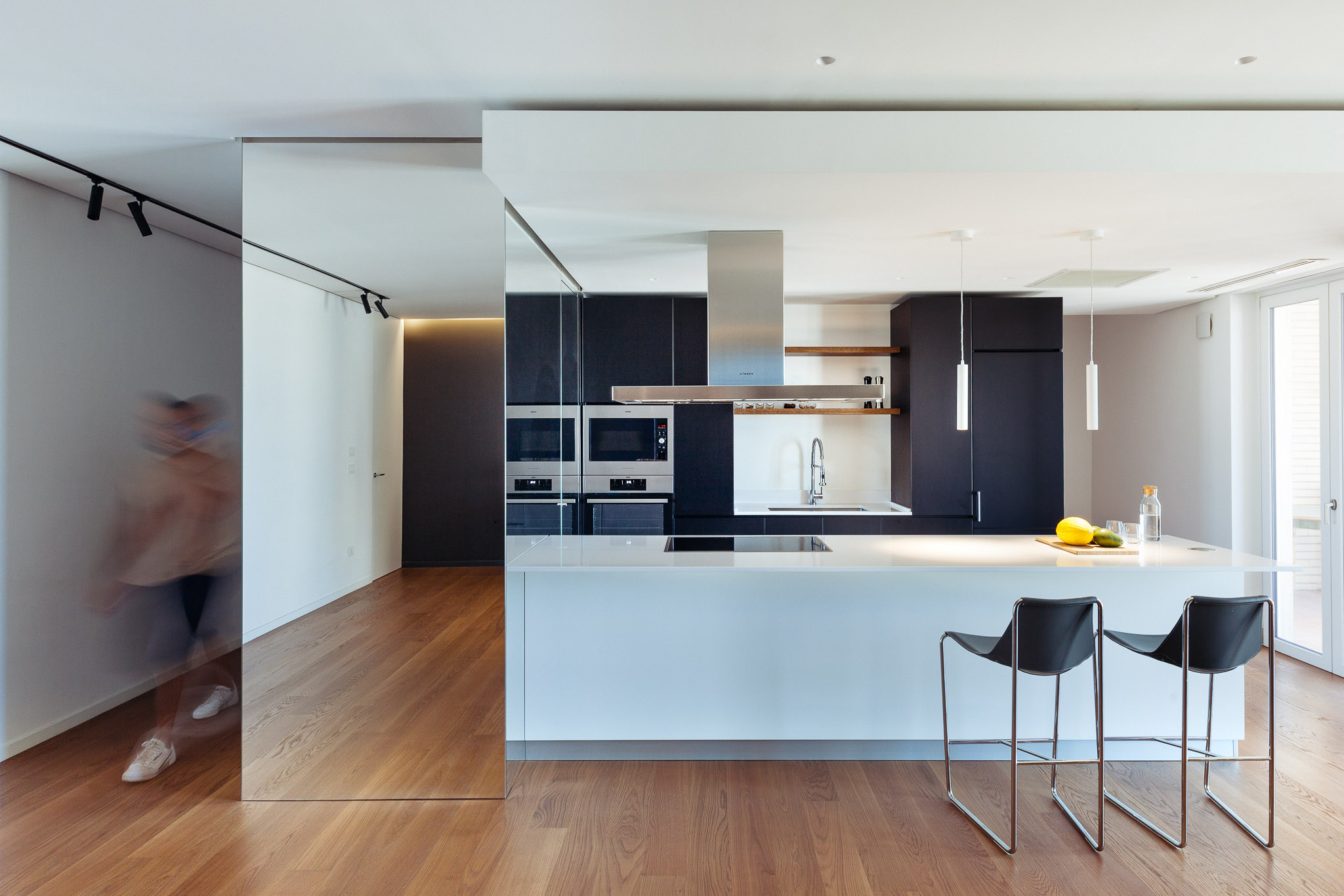 复古与现代共融的 60 年代小公寓翻新-0