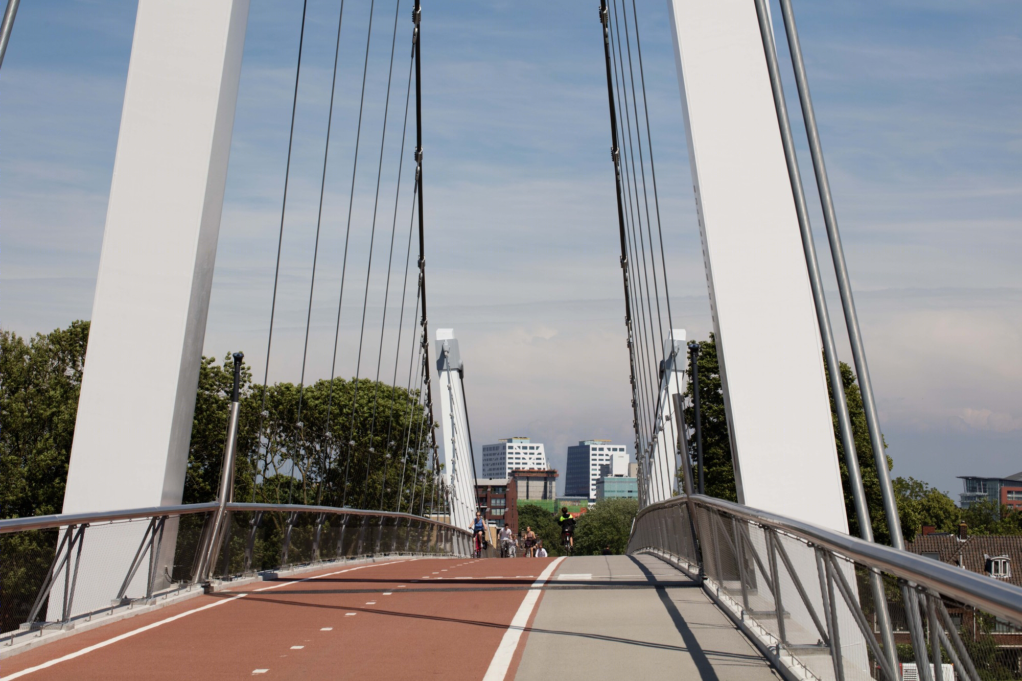 绿意盎然的全功能桥梁设计-24