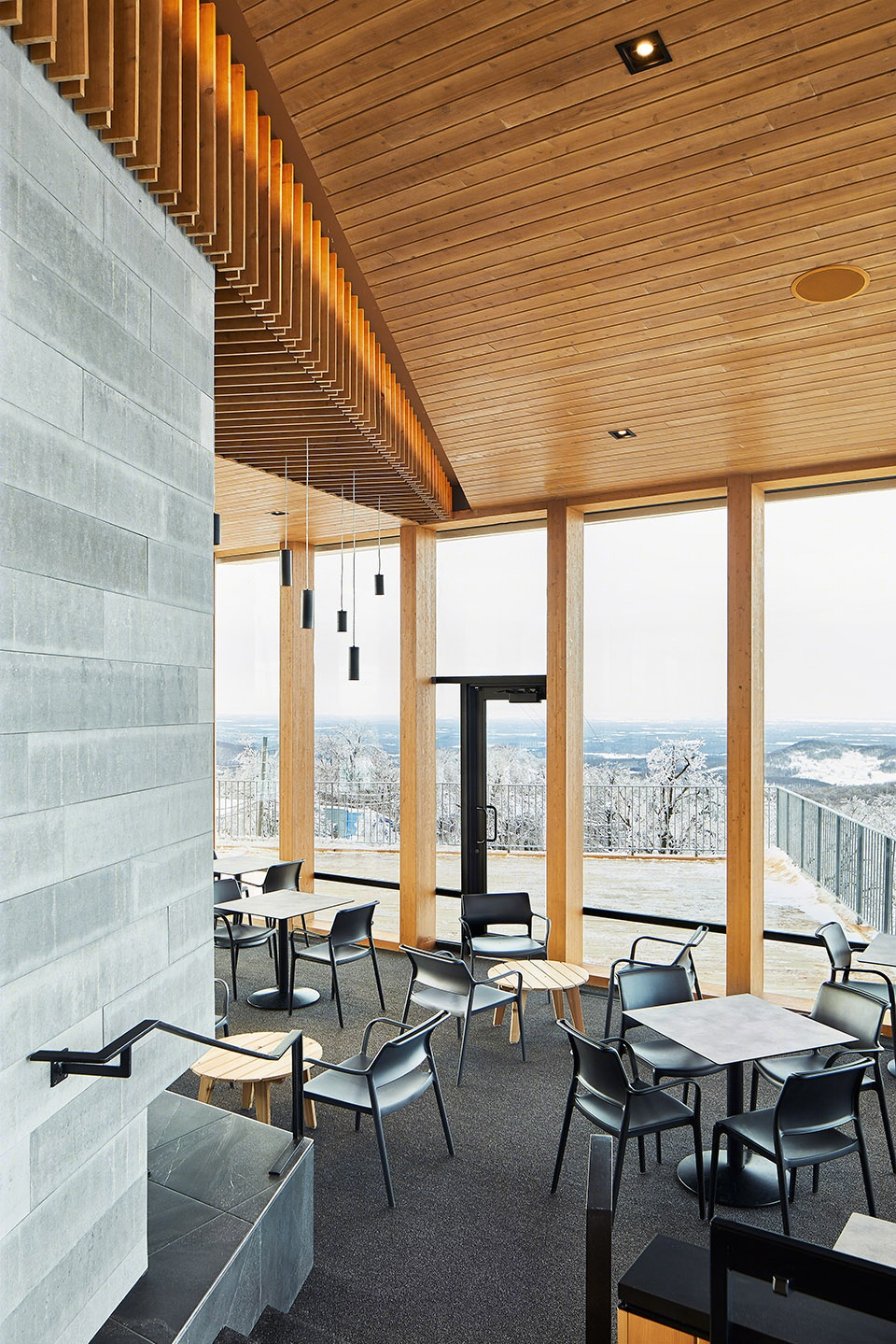 Bromont 山顶小屋 | 自然与人工的和谐共存-33
