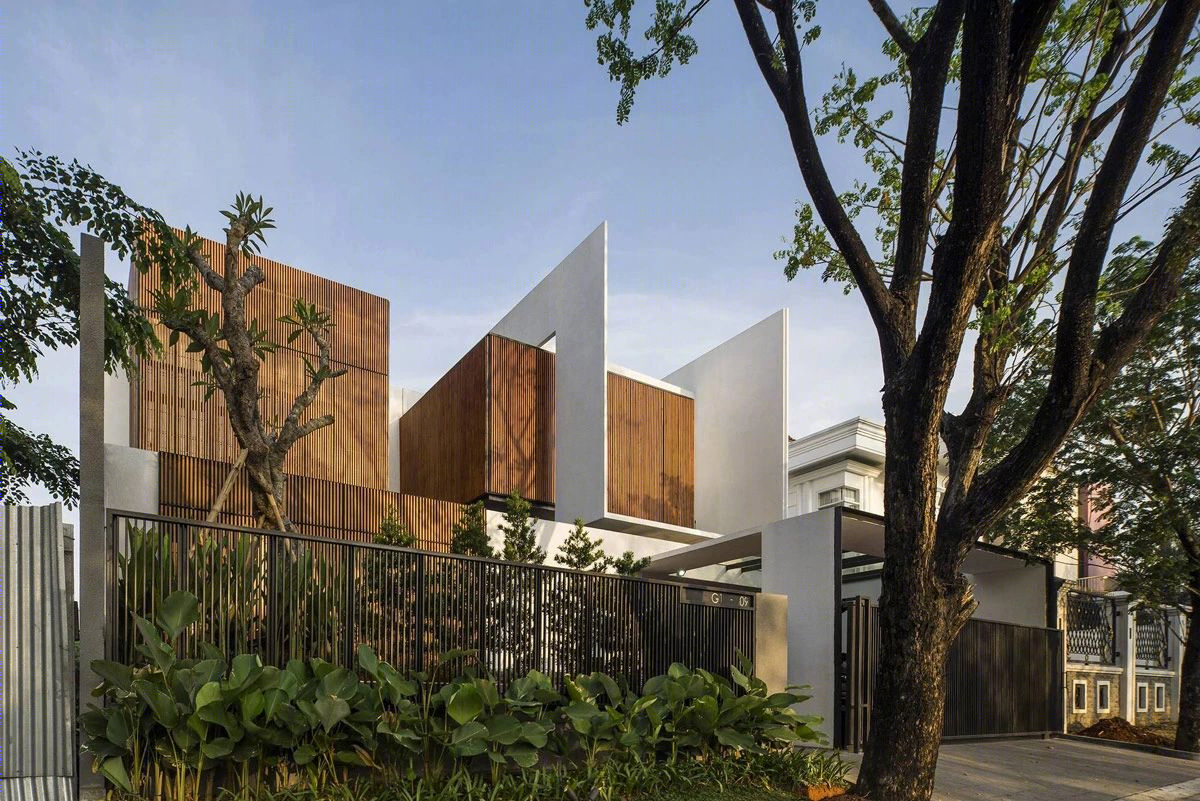 Serene Timber Screen House in Jakarta-10