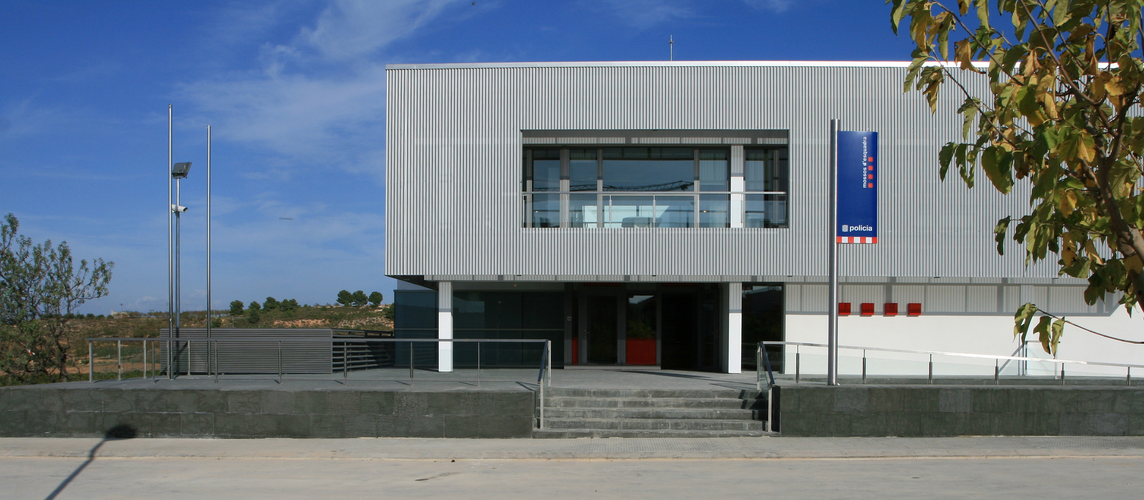 Gandesa 新建警局，铁皮卷帘幕墙成亮点-1