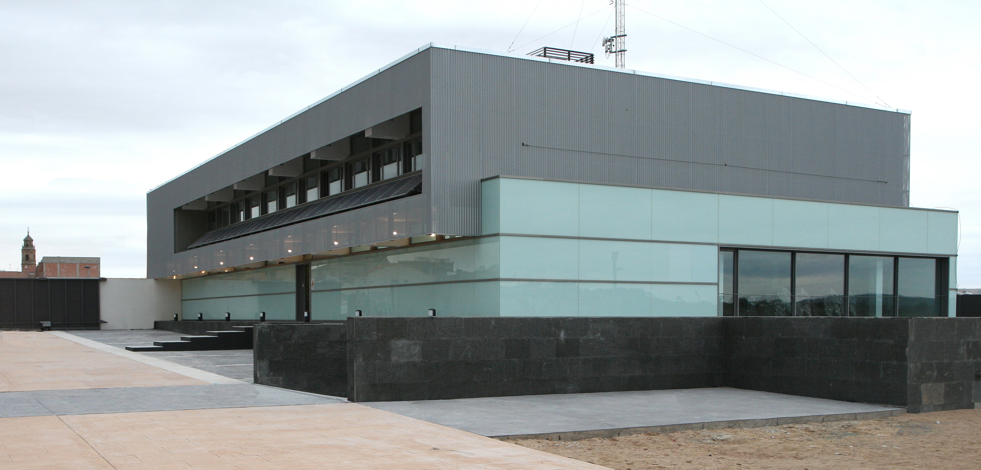 Gandesa 新建警局,铁皮卷帘幕墙成亮点-2