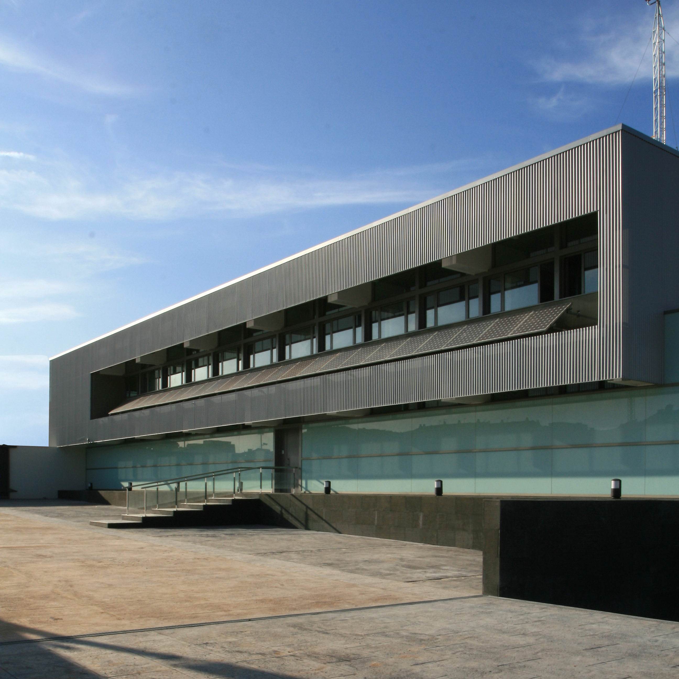 Gandesa 新建警局，铁皮卷帘幕墙成亮点-3