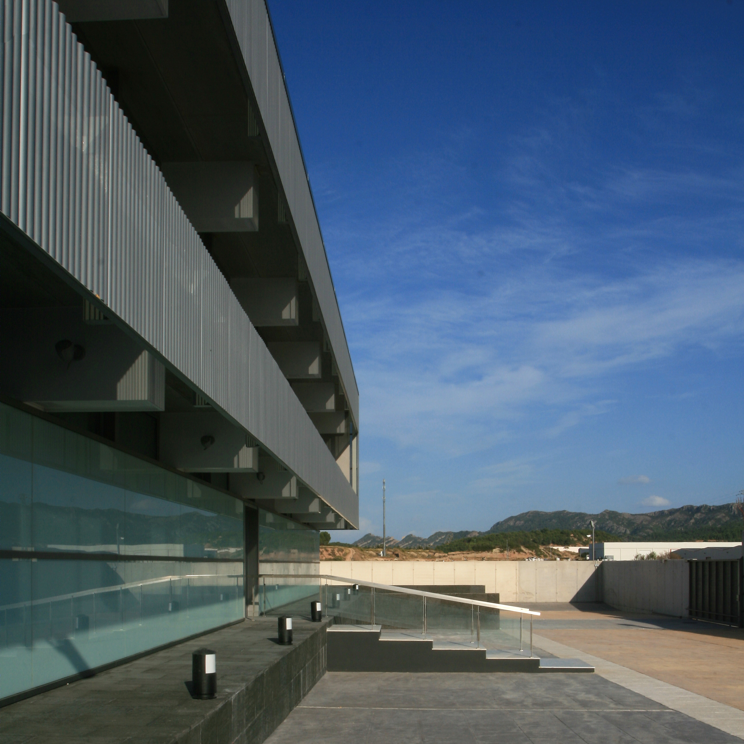 Gandesa 新建警局,铁皮卷帘幕墙成亮点-4
