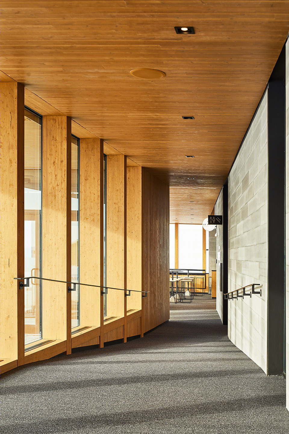 Bromont 山顶小屋 | 自然与人工的和谐共存-41