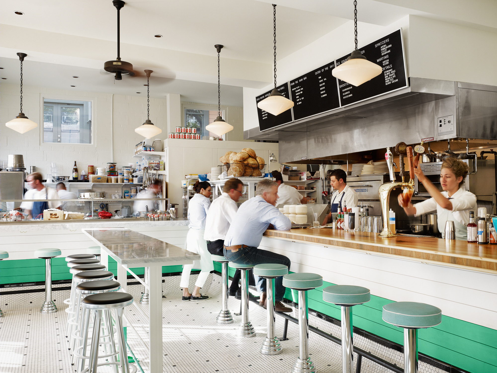 Austin 海鲜餐厅 Clark's Oyster Bar,打造简约优雅的室内外空间-0
