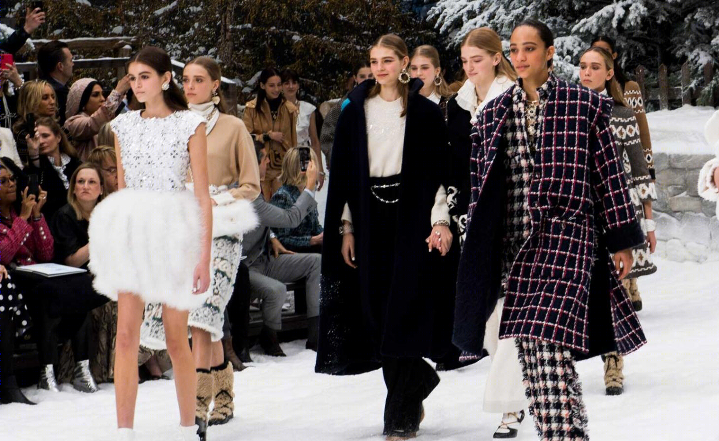 香奈儿 A/W 2019 大秀 | 拉格菲尔德的冬日仙境-21