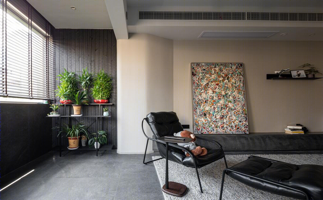 莫迪夫设计丨平层丨电视和书籍的隐形储物，黑色空间的现代感-0