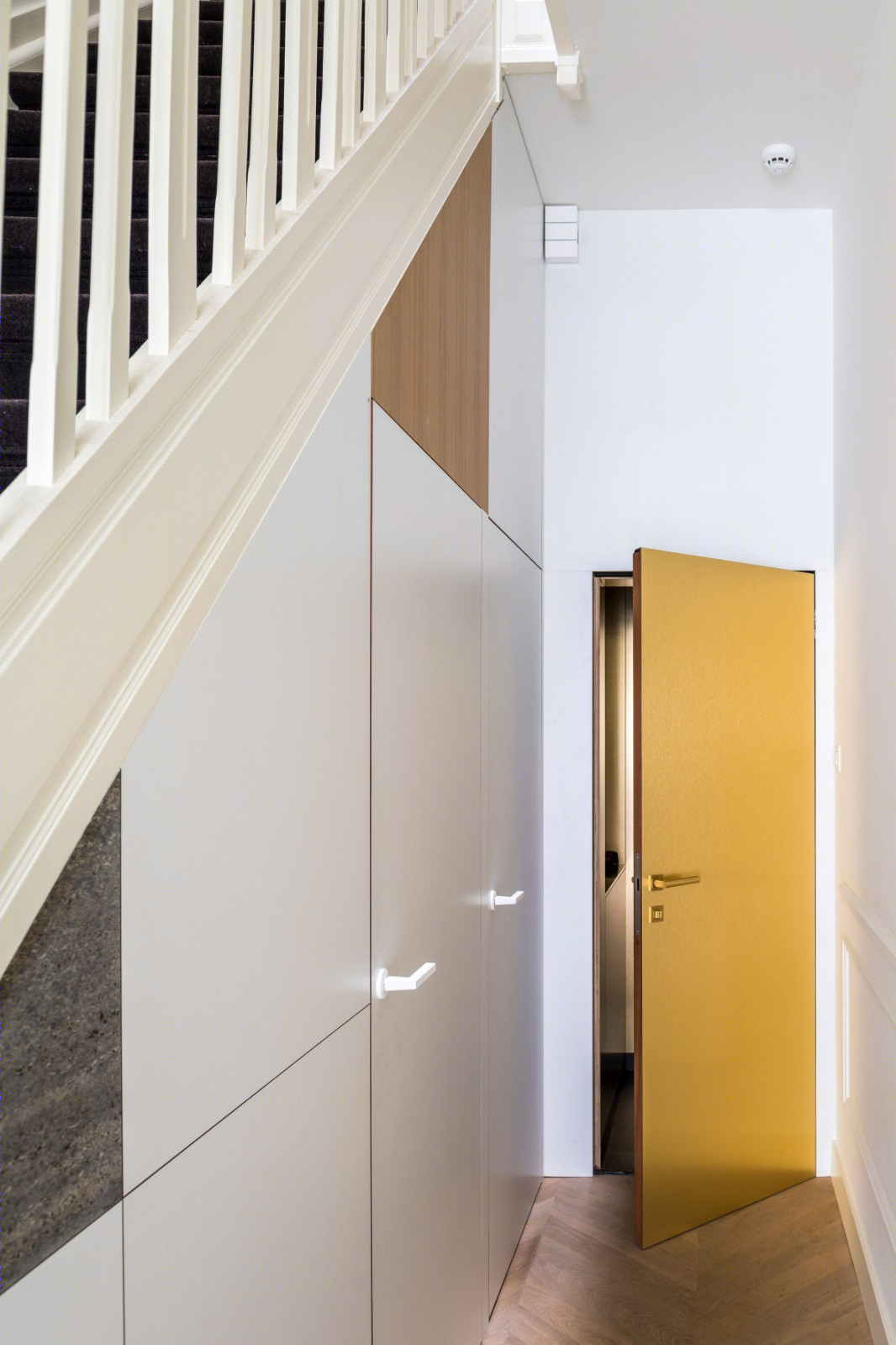 安特卫普别墅翻新 | 色彩大胆的隐藏储物空间-17