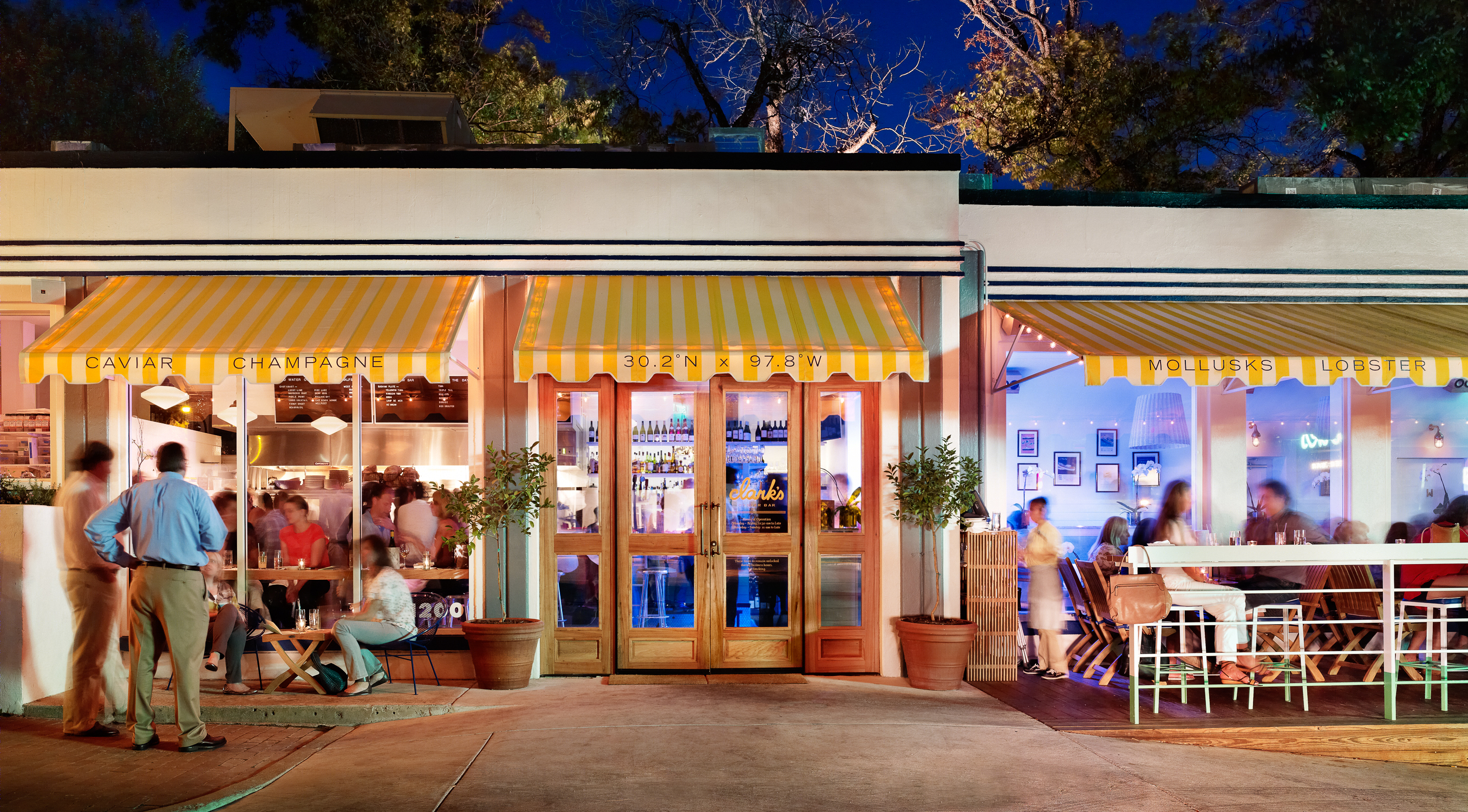 Austin 海鲜餐厅 Clark's Oyster Bar,打造简约优雅的室内外空间-1