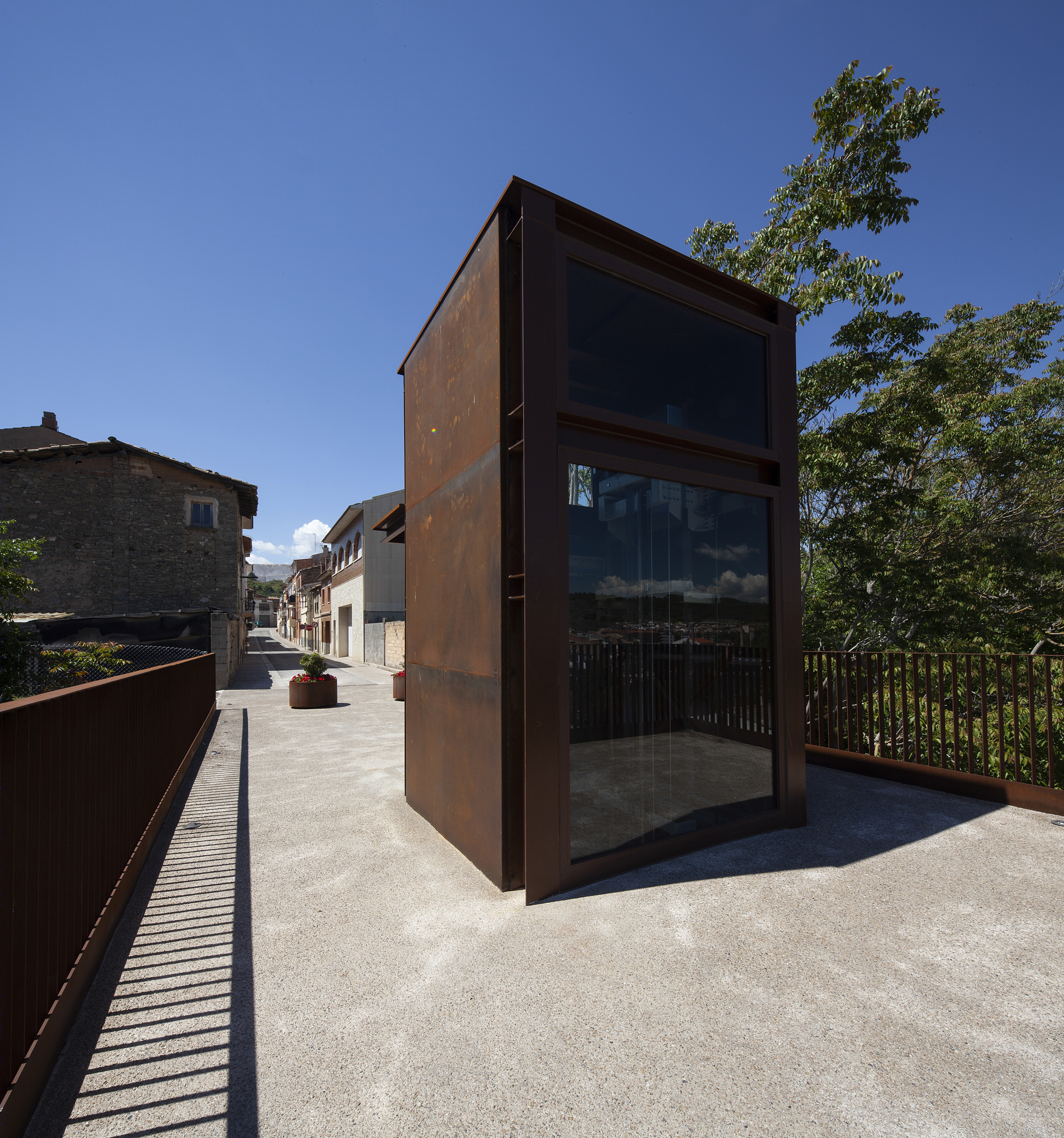 Santamaria Arquitectes 的 La Rampinya Elevator 设计-14
