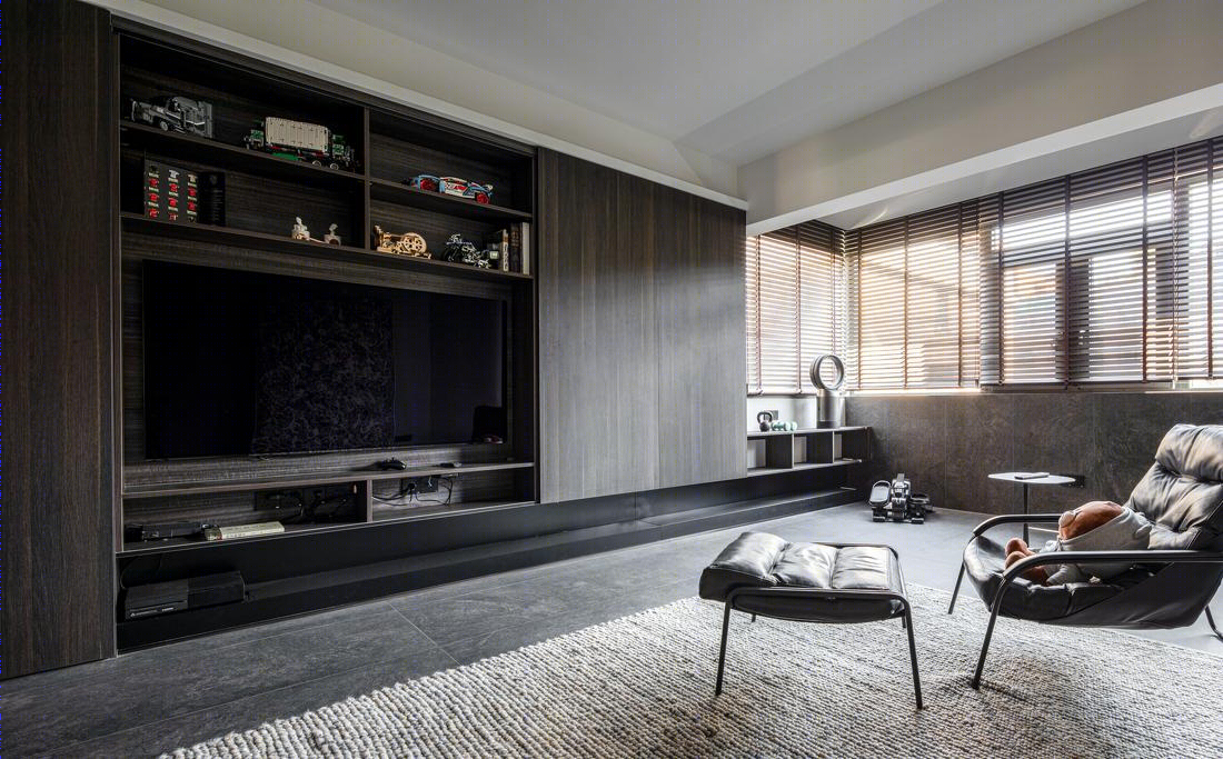 莫迪夫设计丨平层丨电视和书籍的隐形储物，黑色空间的现代感-3