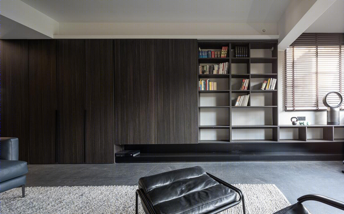 莫迪夫设计丨平层丨电视和书籍的隐形储物，黑色空间的现代感-4