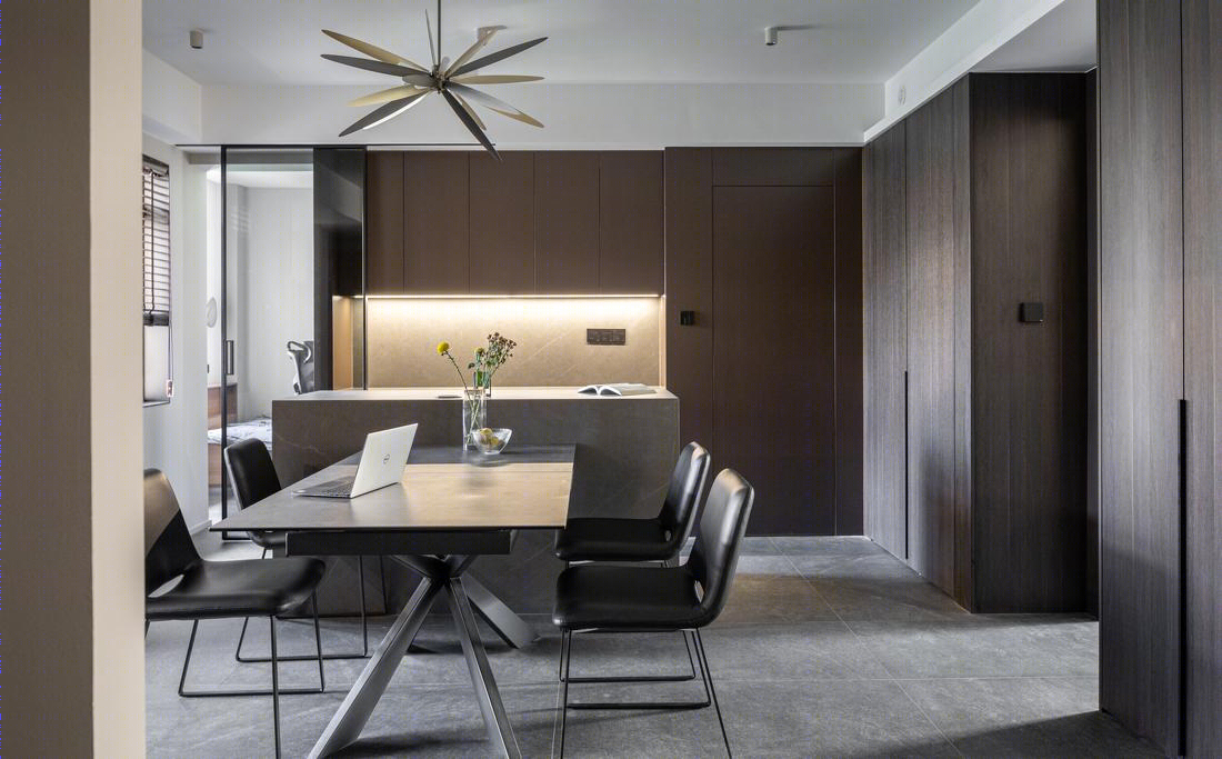 莫迪夫设计丨平层丨电视和书籍的隐形储物，黑色空间的现代感-6