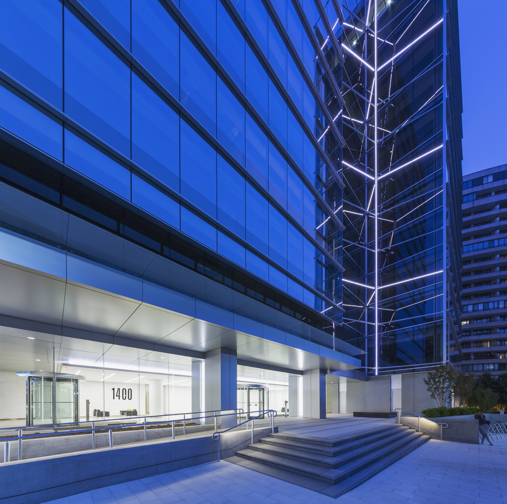 绿色更新，旧建筑的新生 | FOX Architects 的 1400 Crystal Drive 办公建筑-7