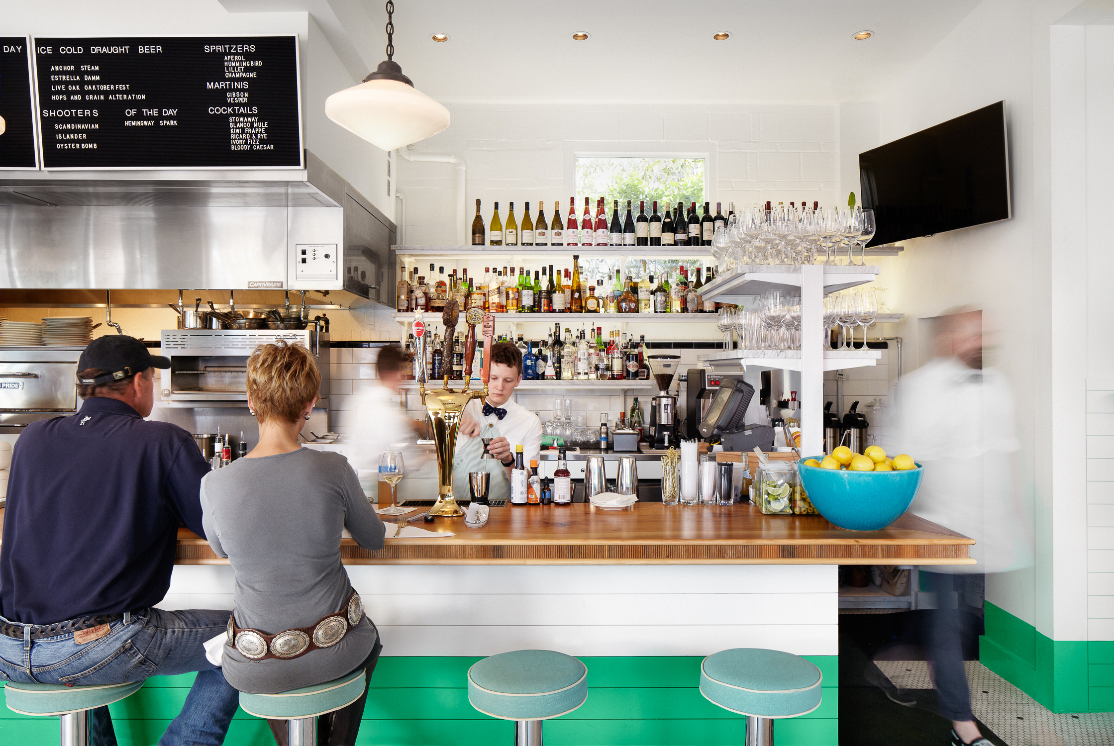 Austin 海鲜餐厅 Clark's Oyster Bar,打造简约优雅的室内外空间-6