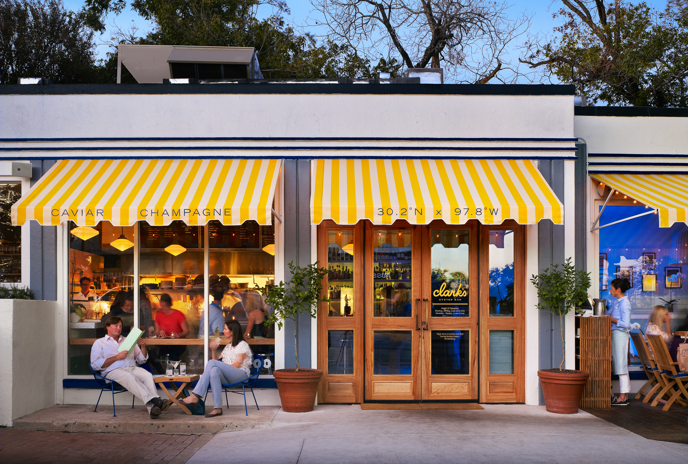 Austin 海鲜餐厅 Clark's Oyster Bar,打造简约优雅的室内外空间-8