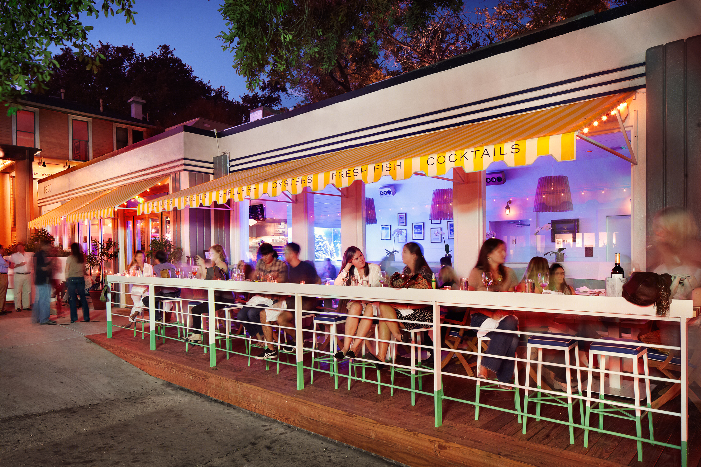 Austin 海鲜餐厅 Clark's Oyster Bar,打造简约优雅的室内外空间-9