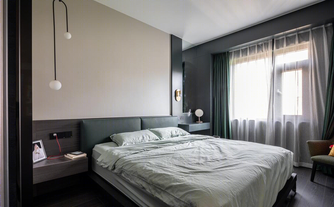 莫迪夫设计丨平层丨电视和书籍的隐形储物，黑色空间的现代感-9