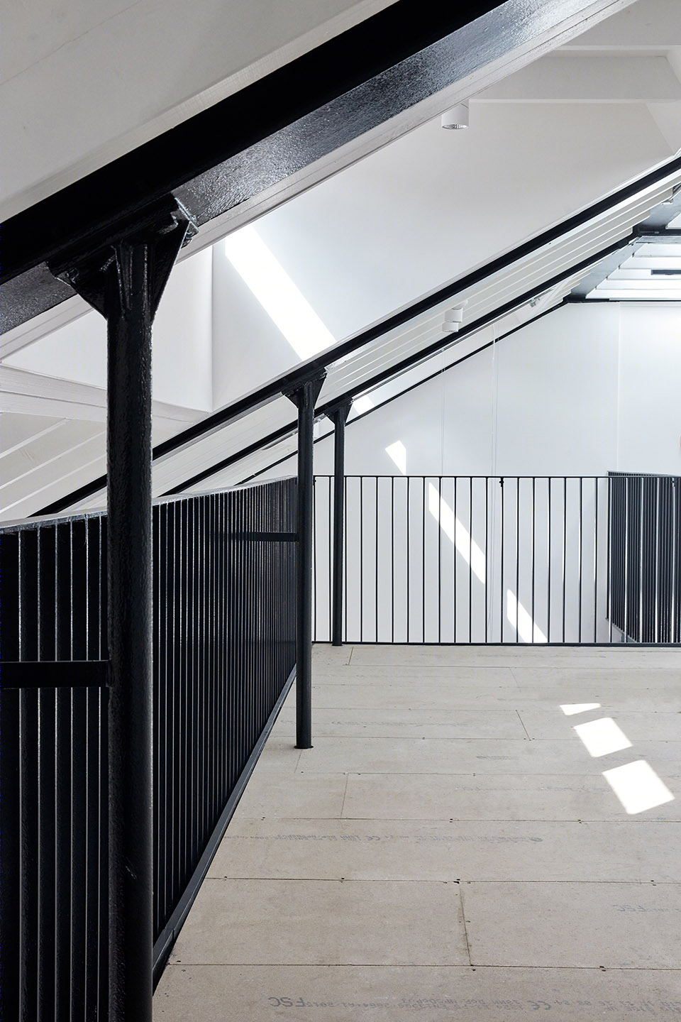 伦敦工业风办公楼-12