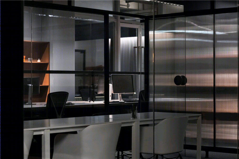 现代办公室设计典范 | 冷静、清晰、稳定与通透-6