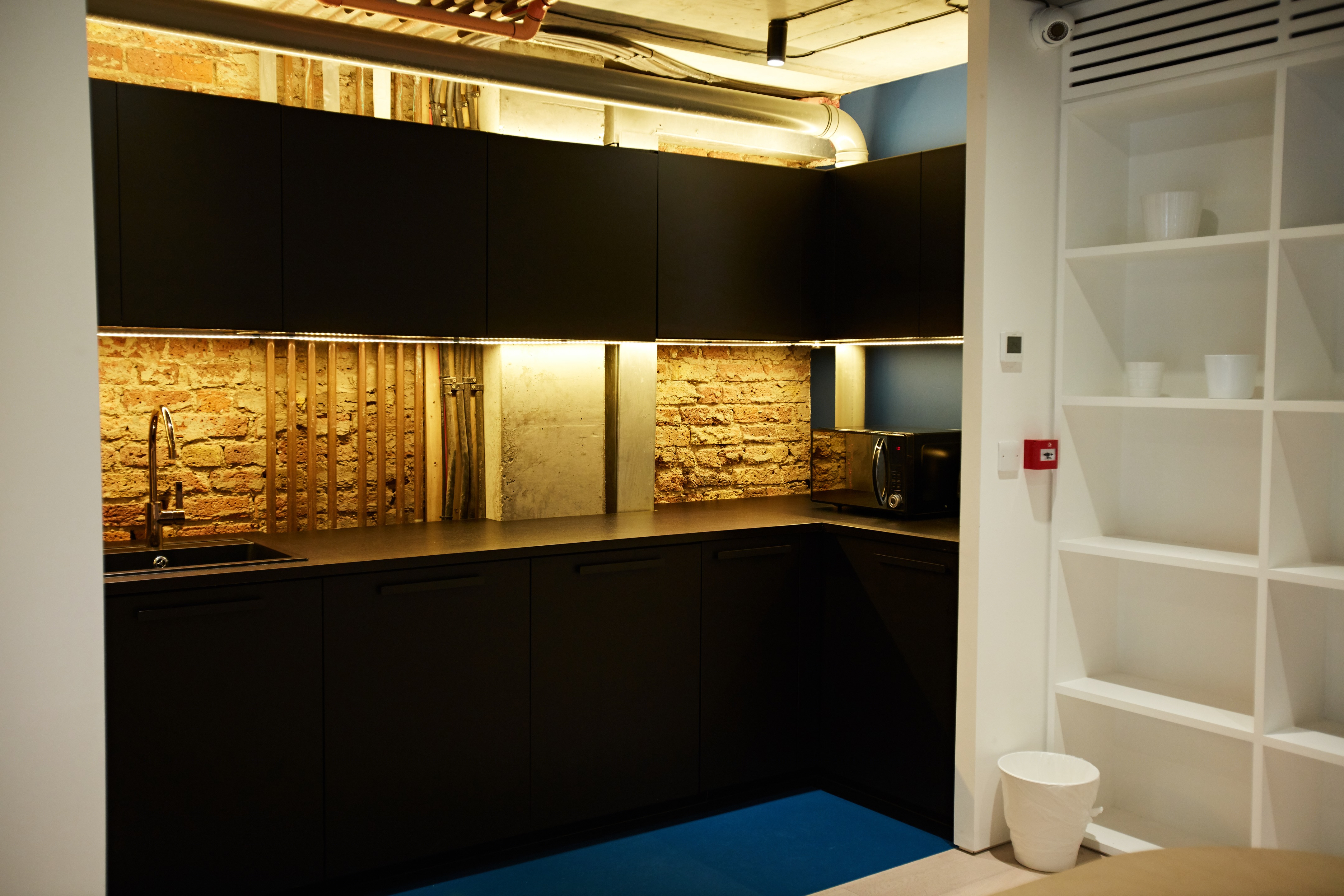 伦敦工业风办公室设计-17