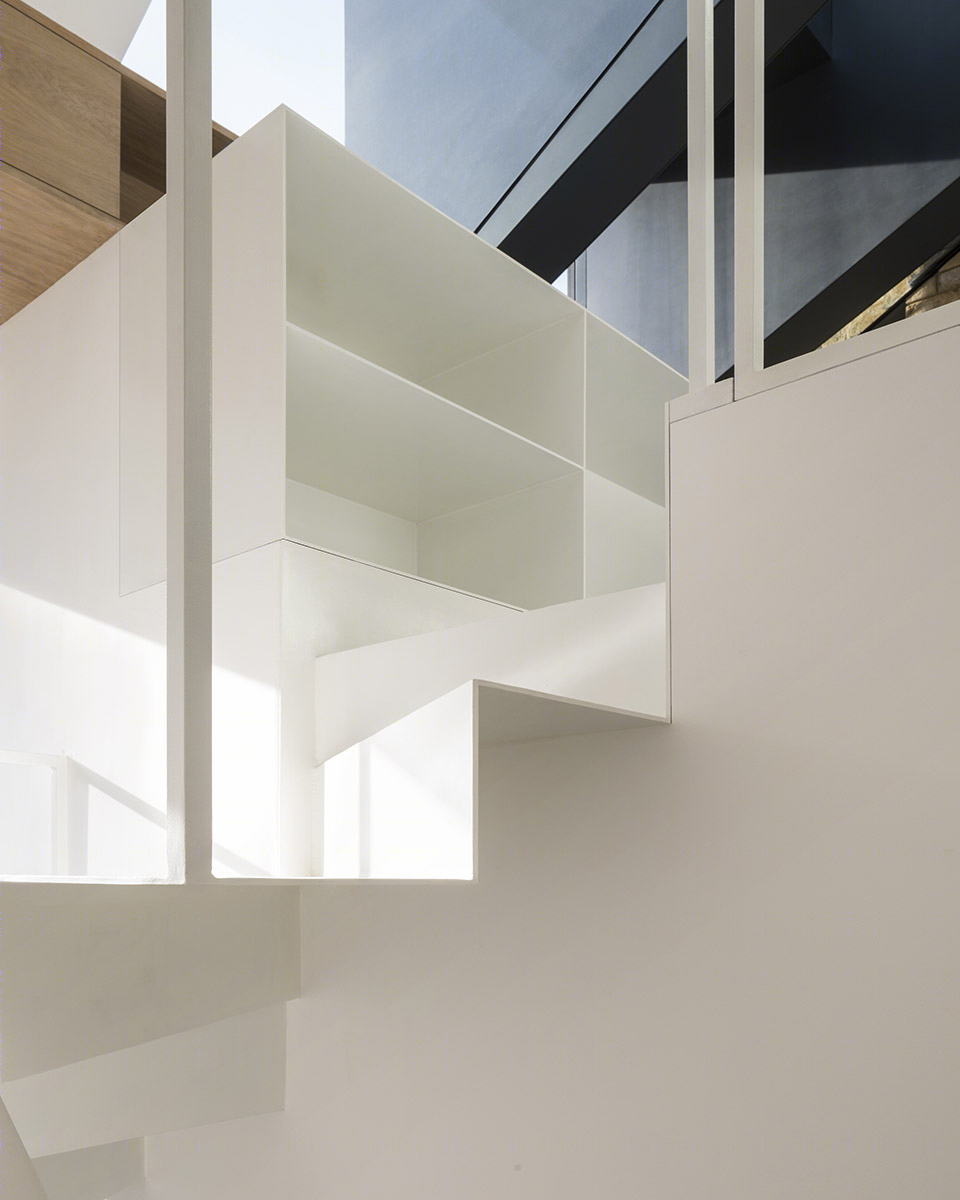 伦敦传统阁楼惊艳改造，空间利用与历史融合的典范-30