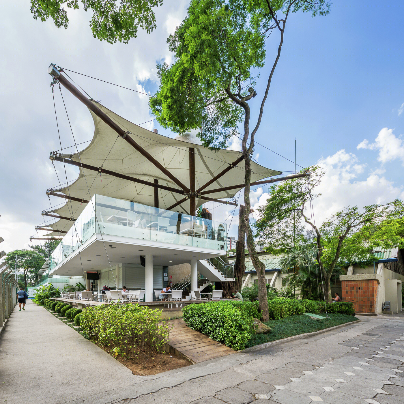 Pinheiros 足球场旁的树顶餐厅-9