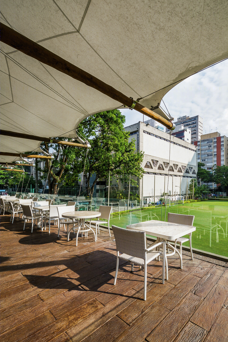 Pinheiros 足球场旁的树顶餐厅-14