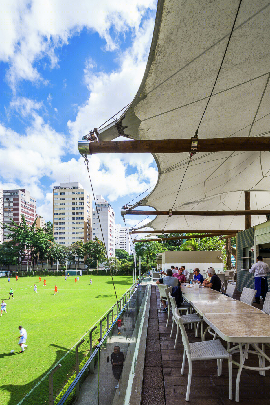 Pinheiros 足球场旁的树顶餐厅-16