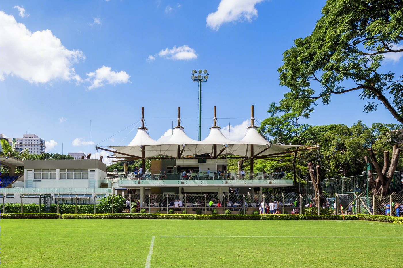 Pinheiros 足球场旁的树顶餐厅-18