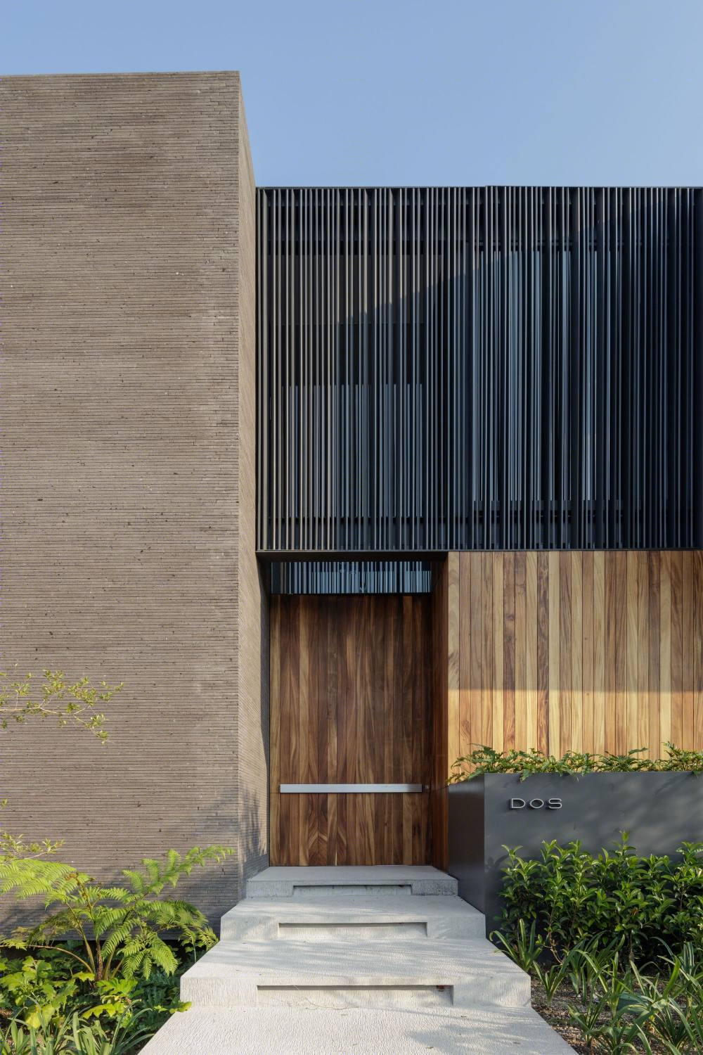墨西哥"Dos 之家" | 融入街角的透明空隙设计-35