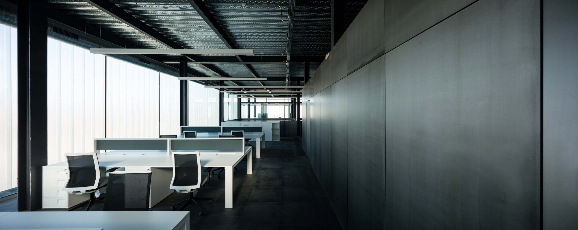 光影交织的金属工业空间-16