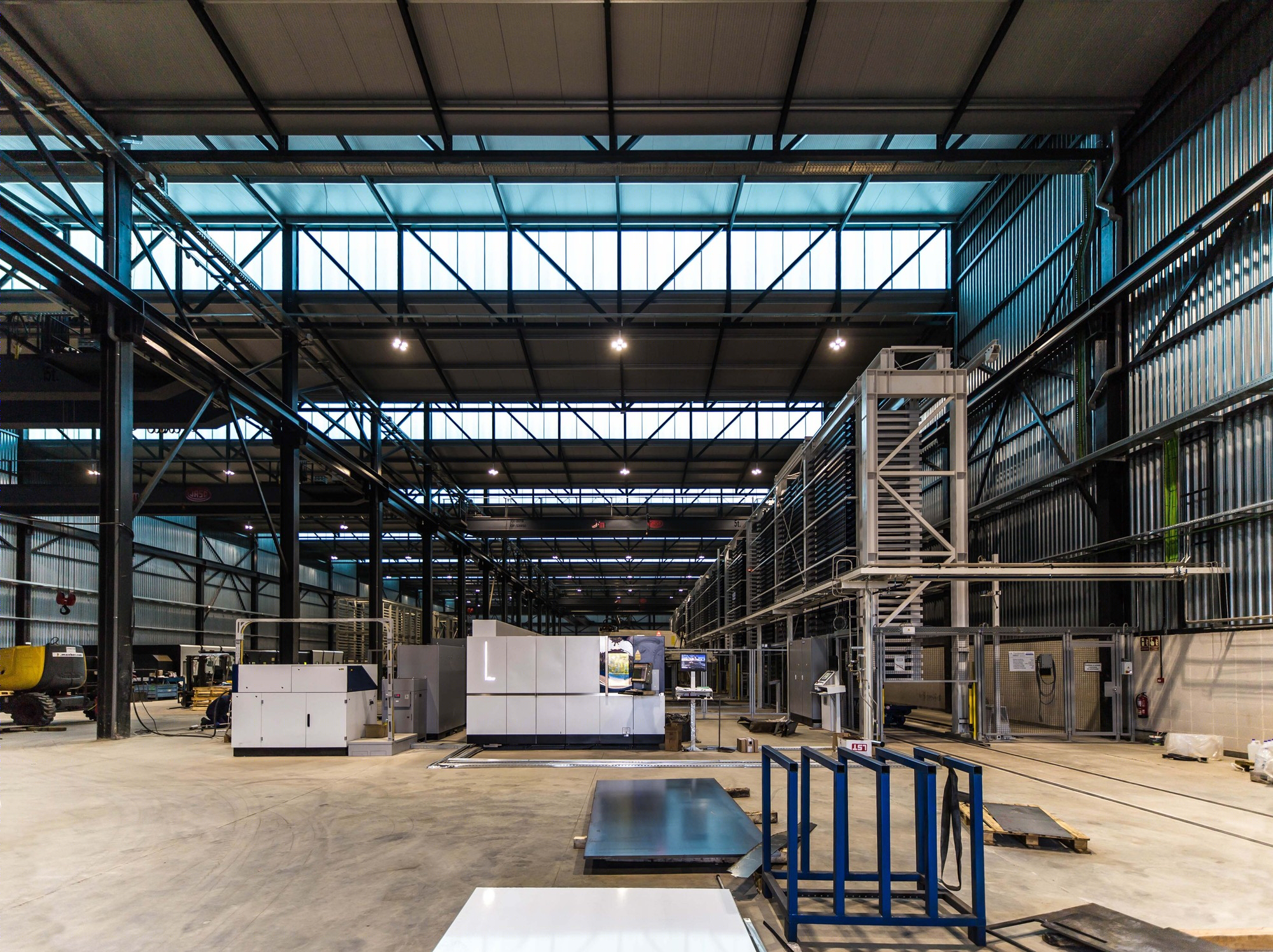 光影交织的金属工业空间-17