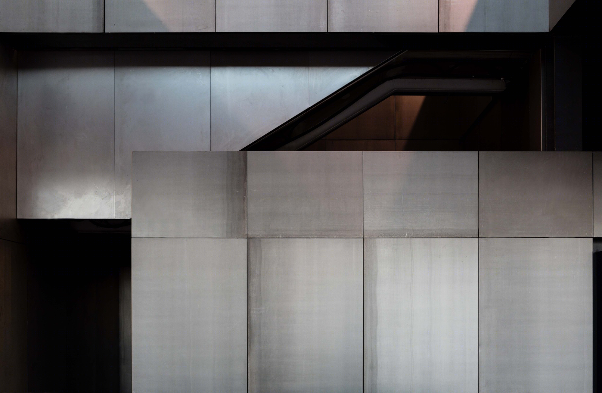 光影交织的金属工业空间-18