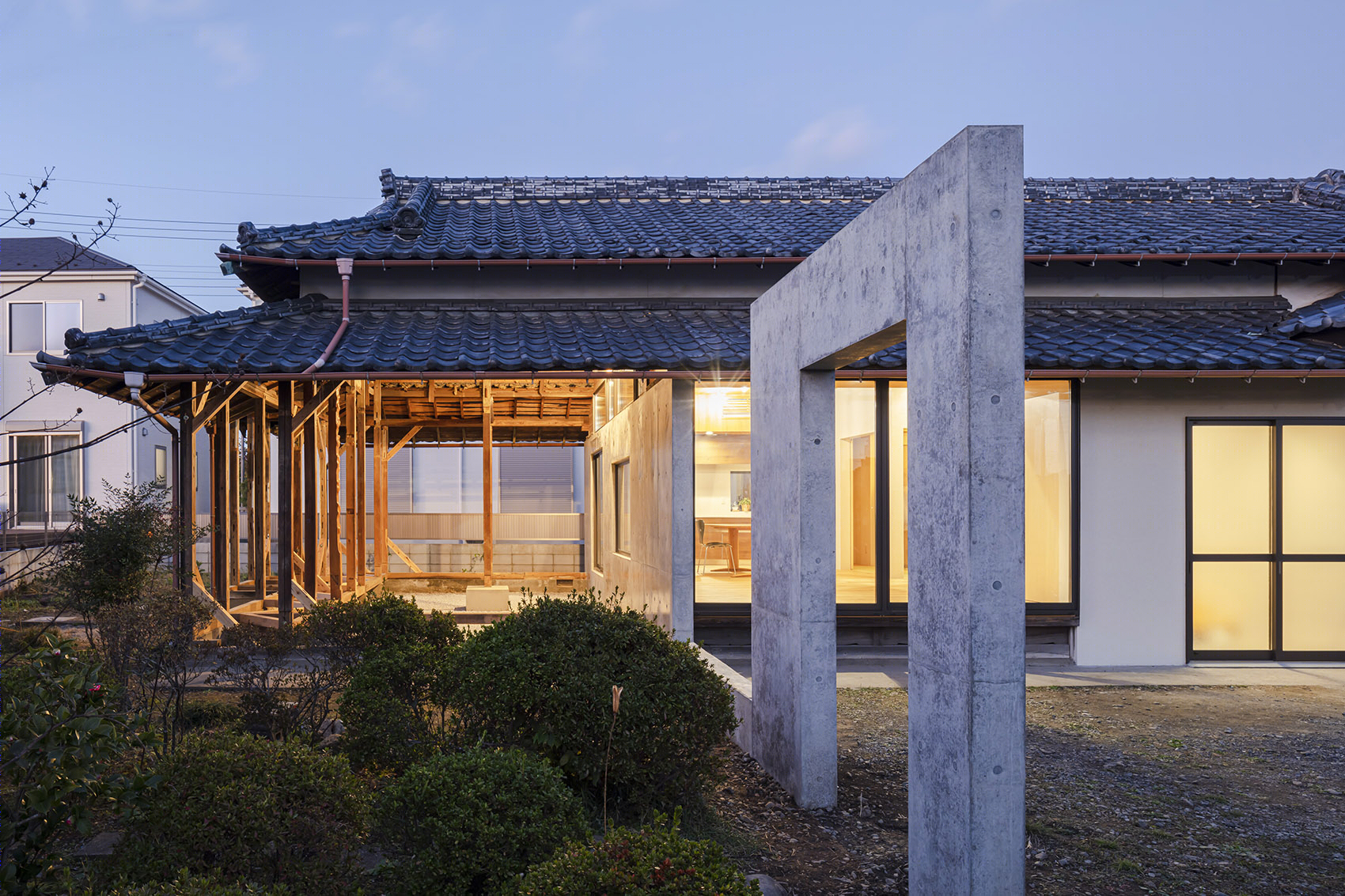 日本老宅变形记 | 缩减住宅,从老房子里拆出一个花园-34